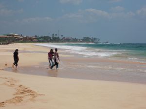 Familie aus Habaraduwa am Strand