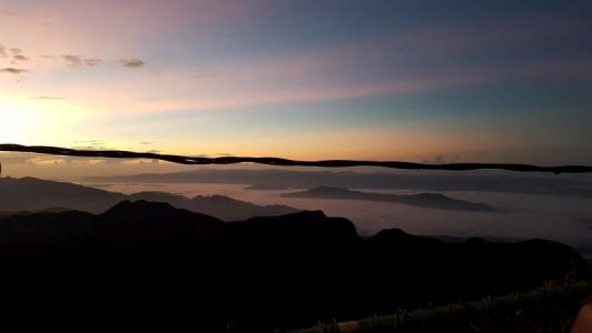 Grandioser Blick in das in Wolken gehüllte Tal